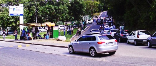 Funcionários da Companhia de Eletricidade do Estado da Bahia fazem nova manifestação na Edgard Santos, no Cabula.
